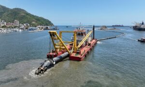 dragado del canal de navegación en La Guaira