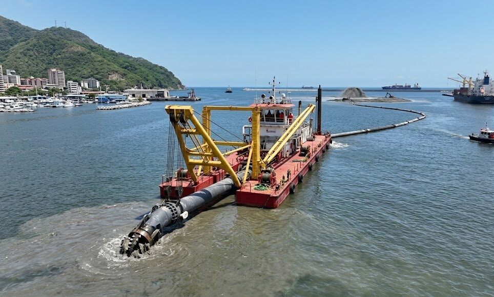 dragado del canal de navegación en La Guaira